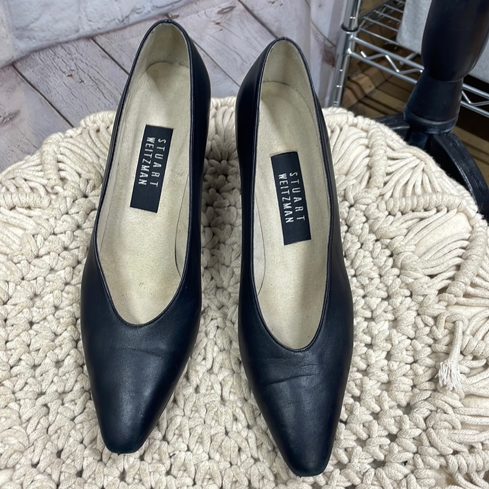 Stuart Weitzman black pump chain detail on bottom size 8AAA heel shoes